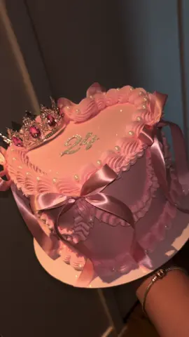 Pink heart cake😍 #pinkheartcake #heartcake #princess #cake #vintageheartcake #glittercake #pink #crown #bows #cakedecorating #pastel #pasteles #baking #baker #24 #twentyfour #aesthetic 