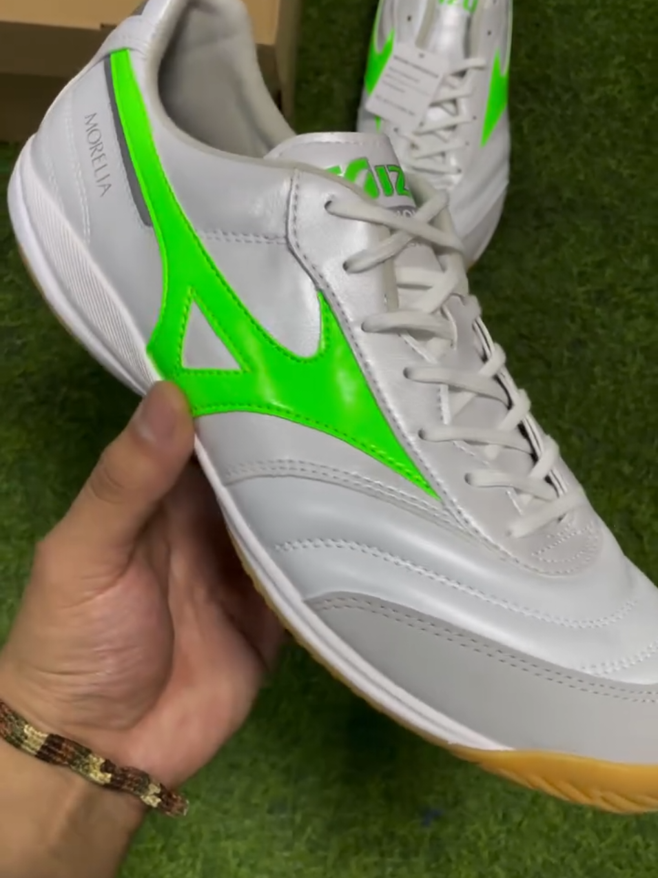 Mizuno Morelia Sala Pro IN Ya disponible bajo pedido aquí en Full Soccer Store 🛒 📱 903 131 556 ✅ Productos originales  ✅ modelos exclusivos  ✅ Envíos a todo el Perú 📦🇵🇪  #fullsoccerstore #jogabonito #pichanga #futsal #mizunofootball #skillsdefutebol #nikefootball #mizunofootball #paratiiiiiiiiiiiiiiiiiiiiiiiiiiiiiii #fyppppppppppppppppppppppppppppppppppp #limaperu #pichangas #barrio #peloteras 