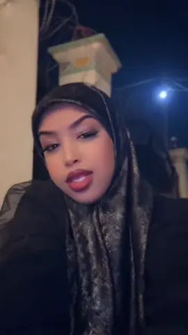 Jacaylka aan kuu qabo ma aha mid ku saleysan hadal ama muuqaal, sababtoo ah waxaad tahay deganaanshahayga, farxaddayda, iyo sababta aan subax kasta u dhoola-caddeeyo. Ma jiro maalin aan ku iloobo, waayo jacaylka aan kuu qabo waa sida neefta aan ku noolahay – la’aantaa ma jiro nolol. Waxnad tahy ilayska noloshyda hooyo mcn alle ha i ka dayo 🫶😭@Umu maxmadeeq #muha #foryoupage  