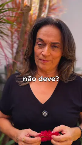 Se você sente que seu filho não te escuta mais, talvez o problema não seja ele… e sim a sua autoridade sendo diluída nos avisos repetidos.  ⠀ Falar 9 vezes não educa. Grita, cansa e confunde. O segredo? Clareza, firmeza e exemplo. ⠀ Faça um combinado. Ouça o que a criança sente. Negocie o tempo. E cumpra. ⠀ Ser mãe, pai ou cuidador é ser referência, não repetidor. ⠀ Você se identificou? Me conta aqui nos comentários e compartilha com quem precisa ouvir isso. #AutoridadeParental #EducaçãoComAmorEFirmeza #MaternidadeReal #DisciplinaPositiva #SimoneMartins #PaisConscientes