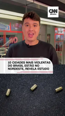 O Brasil registrou em 2024 a menor taxa de Mortes Violentas Intencionais (MVI) desde 2012, com 20,8 casos por 100 mil habitantes - uma queda de 5,4%. No entanto, dados do Anuário Brasileiro de Segurança Pública 2025 revelam que a violência letal segue concentrada nas regiões Norte e Nordeste, com os estados do Amapá e da Bahia liderando o ranking dos mais violentos do país. Segundo o documento, as 10 cidades mais violentas estão no Nordeste. Maranguape, que tem pouco mais de 108 mil habitantes, lidera a lista. #TikTokNotícias #CNNnasRedes #Brasil #Nordeste
