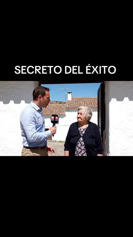 Periodista pregunta a mujer mayor sobre el secreto para que le vaya todo bien en la vida y su respuesta te sorprenderá #inteligenciaartificial #fyp #veo3 #humor 