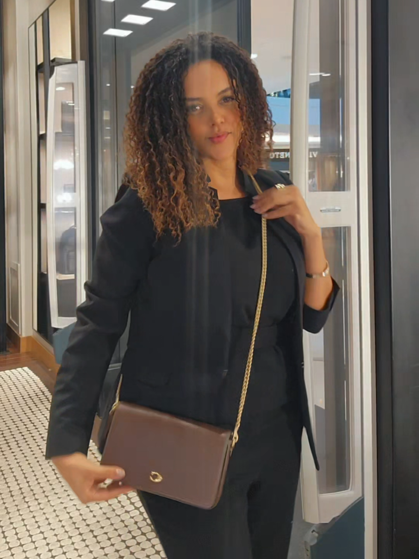 Tá pensando em investir em uma bolsa - carteira clássica e que vai te acompanhar durante o dia ? Essa é a Mila! Peeerfeitaa 🫶🏾 Por R$2.198, ✅️ #tabby #coachnewyork #coachbag #browntiktok 