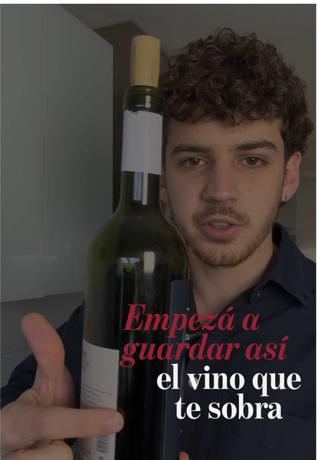 Guardás el vino abierto con el corcho en la heladera? Bueno… hay una forma mejor. 👀🍷 🧪 El truco es pasarlo a un frasquito más chico (de vidrio, con tapa). ¿Por qué? Porque así reducís el contacto con el oxígeno y el vino se oxida más lento. 👉🏽 Menos oxígeno = el vino te dura más. Ideal para cuando abrís una botella entre semana y no te la terminás.  Guardatelo, probalo y contame si te funcionó. #Vino #WineTips #VinoAbierto #SomaWines #VinoArgentino