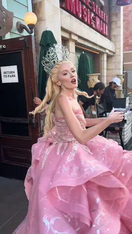 Glinda!!! 💗💖💞👸🏼 #UniversalStudiosHollywood #Glinda #Wicked #FY #FYP 