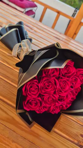aşkk..💍❤️ kişiye özel buket tasarımı💐 ✍️renk seçimi , çiçek türü ve mesaj kartı tamamen sizin isteğinize göre hazırlanır. Doğum günü , yıl dönümü, sürpriz ya da sadece 