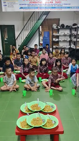 sarapan pagi sebelum berangkat ke sekolah 🙏 #viralkan #viralvideo #fypシ゚ #fyppppppppppppppppppppppp #sorotan 