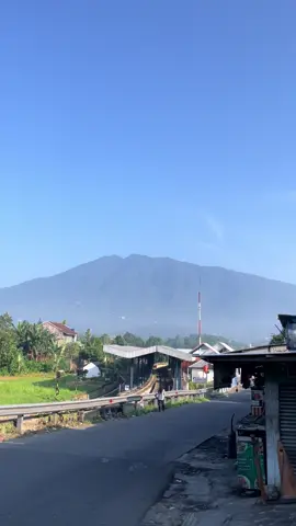 View gn salak dari stasiun cigombong 🥰😉 #cigombong #lido #stasiuncigombong #gnsalak #bestview #bogor #fyp #fypage 