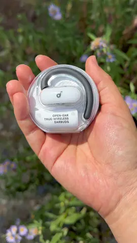 Why V40i? 👂 Open-ear comfort — no pressure, no pinch 🔄 Adjustable hooks = perfect fit, every time 🔊 Big sound, boosted bass 🎶 🛸 Futuristic, sleek design 📞 4 AI mics = crystal-clear calls anywhere 🔗 Link in bio! #soundcore #earbuds #V40i #Tech #labubu 