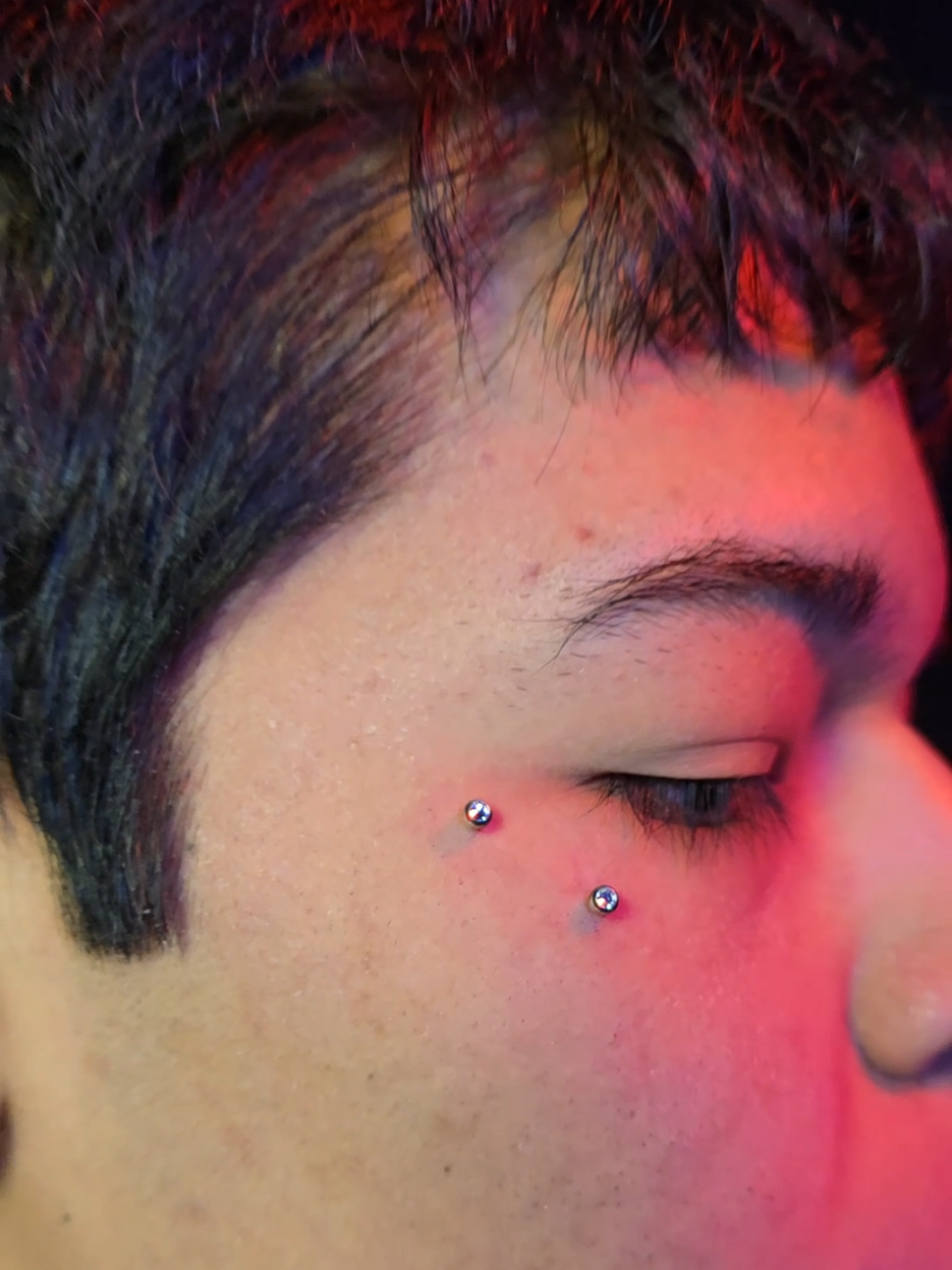 Otro trabajo terminado con éxito. Hoy tocó un hermoso piercing anti-eyebrow con joyería de titanio. Me encanta cómo queda este estilo, garantizando no solo estética, sino también seguridad y confort para mi cliente. . . . . #piercing #antieyebrow  #titanio #titaniumjewelry #piercingseguro #bodypiercing #estilo #joyeriacorporal #Lima