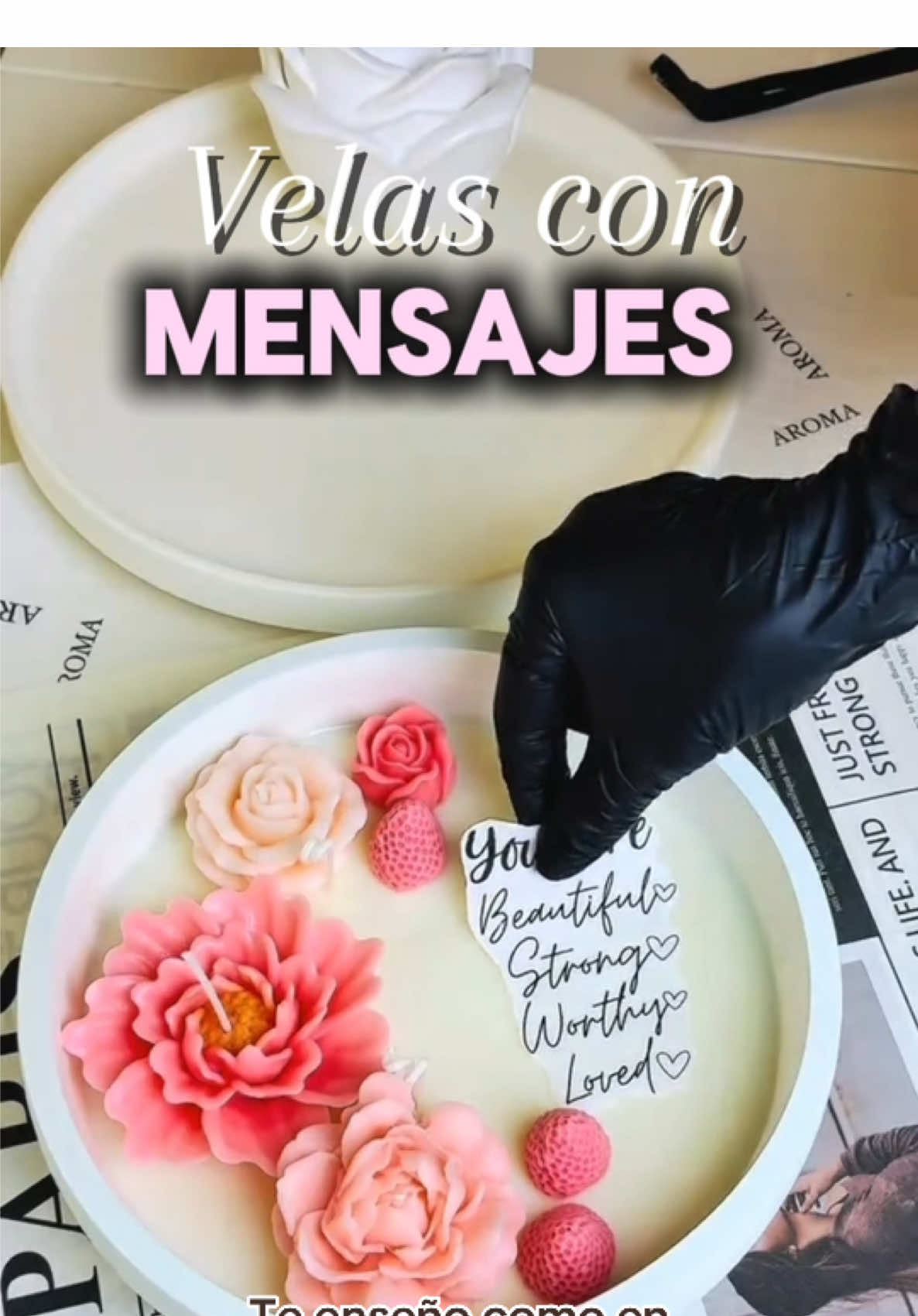 Destácate haciendo Velas Únicas 🕯️ Pon el mensaje que prefieras, te enseño como en nuestro curso de Velas en donde con videos aprendes a tu ritmo y ver cuantas veces quieras🤩 #velas #velasaromaticas #moldesdesilicona #velasdecorativas #negocio  #candletok #velasarresanales#empoderamentofeminino #candlemaking #candles#candlesoftiktok #arcoiris 