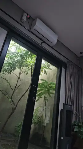 pagi2 hujan...mau ngapain males Alhasil anteng d kamar aja 