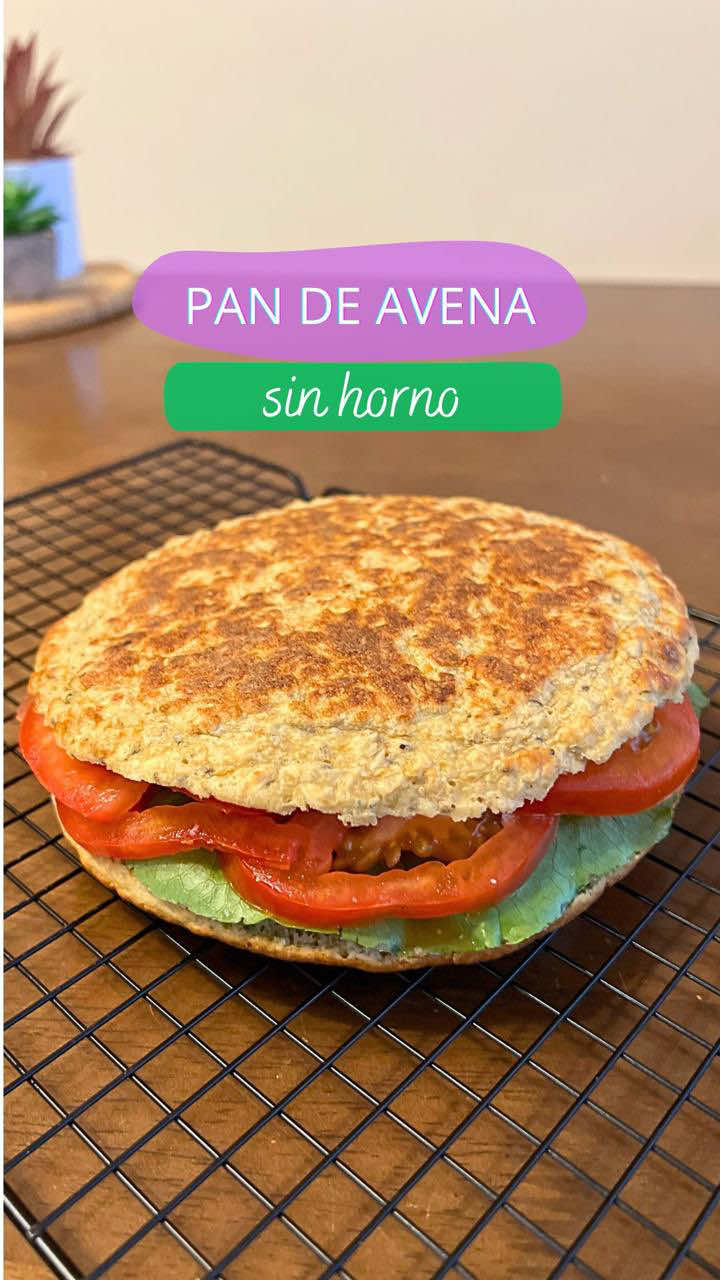 PAN DE AVENA, sin amasar, sin horno y sin harina refinada.  🔘 No compres más pan y aprende a preparar este que es saludable, nutritivo y fácil de hacer. Con ingredientes que siempre tienes a la mano en tu casa.  ✨ Comienza triturando en un molinillo o licuadora: 3/4 tz de avena en hojuelas Agrégala en un tazón junto a: 1/4 tz de avena en hojuelas Sal al gusto 1/2 cdta de polvo de hornear Orégano y mezcla. Luego vierte: 1/2 tz de bebida vegetal, leche o agua. 2 huevos 🥚 🥚  1 cdta de chía y mezcla hasta integrar, tapa y deja reposar x 10 min. ✨ En un sartén levemente engrasado vierte la mezcla y tapa, cocina por 5 min, luego cocina x 5 min más y ya tienes listo este nutritivo pan de avena. ✅ Si te gustó recuerda seguirme que aquí siempre encontrarás recetas saludables que te ayudarán a mantenerte en forma y saludable. #pandeavena #pansinhorno #pansinamasar #pansaludable 