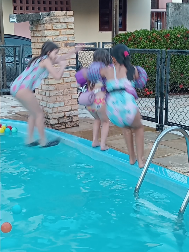 Diversão na Piscina com a amiga Suzana  #irmasliaelaura #laurinhaquerida #lia_diva_ #banhodepiscina #diversão 