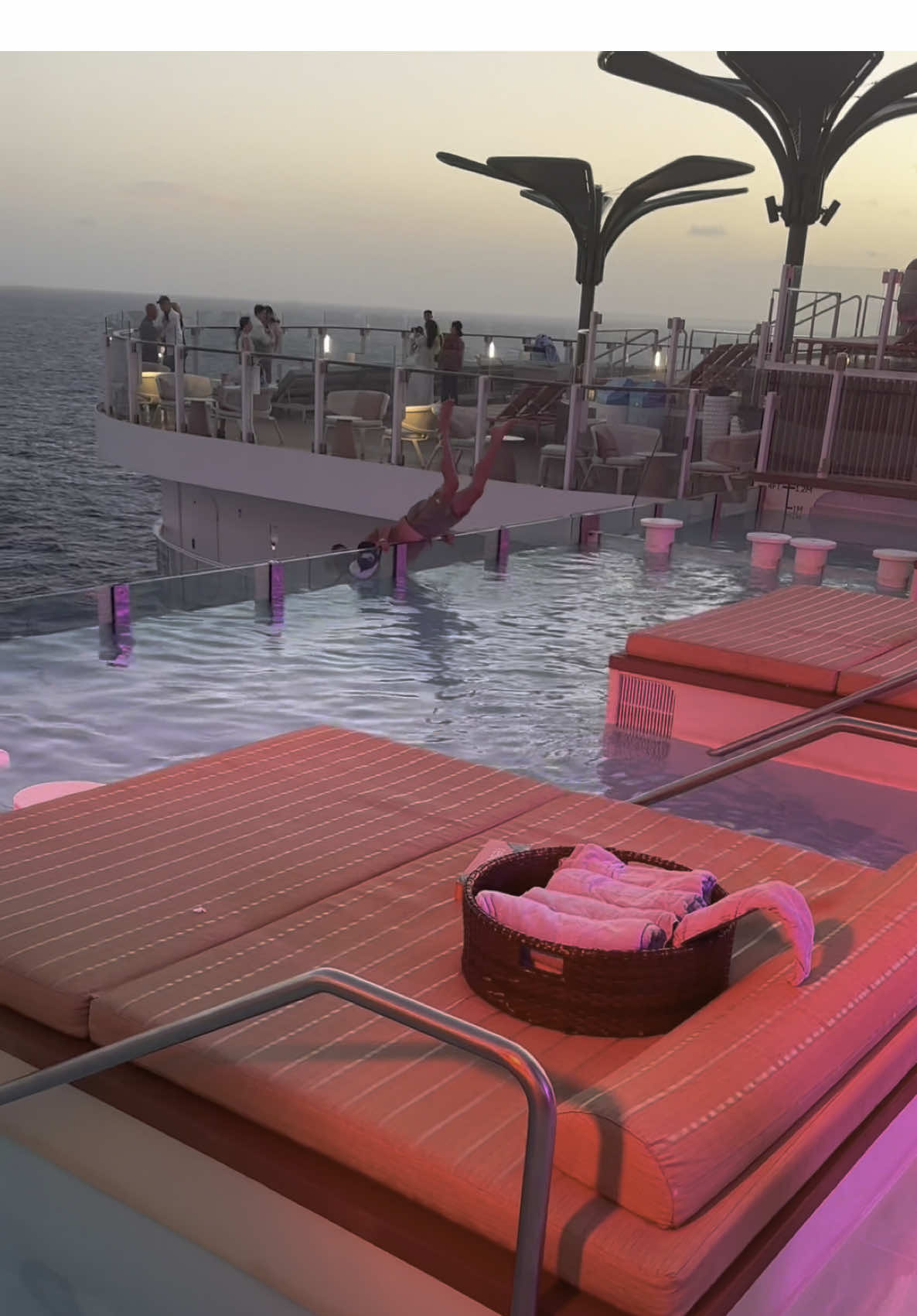 Lo que paso hoy en el Icon Of The Seas 😳 al final la tripulación logro rescatarlo #iconoftheseas #crucero #accidente