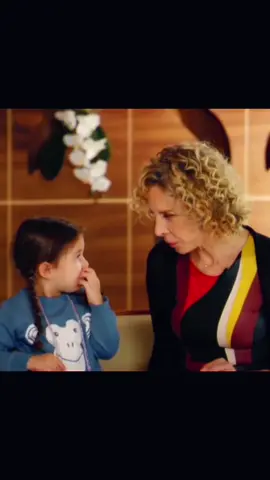 👧 Em uma entrevista ao lado da mãe, a neta de Elis Regina foi perguntada por Marília Gabriela: “O que você quer ser quando crescer?” Com doçura e certeza, ela respondeu: “Quero ser pequena. Minha vó era pequena.” ✨ Marília sorriu e disse: “Então você vai ser ENORME.” 🎙️ Elis era assim: pequena no corpo, imensa na voz, eterna na arte. E quando canta Como Nossos Pais, o tempo para. #ElisRegina #MariaRita #ComoNossosPais #MPB #LegadoDeElis #FamíliaDeGigantes #VozDoBrasil #Brazillow #ElisEterna #MúsicaBrasileira