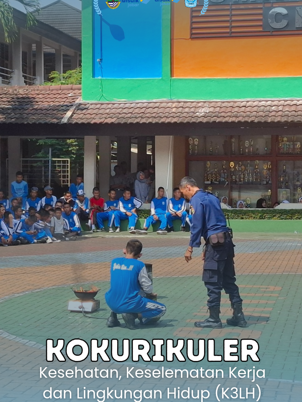 Halo, Sobat #SMK! Rabu, 23 Juli 2025, SMK Negeri 1 Ciamis kembali melaksanakan kegiatan Kokurikuler Kebekerjaan yang diikuti oleh seluruh murid kelas X. Pada hari ketiga ini, para murid mendapatkan pembekalan penting mengenai: Pemahaman mendalam tentang kesehatan, keselamatan kerja dan lingkungan hidup Menggali informasi tentang macam-macam bencana alam dan cara mitigasinya Simulasi K3LH terkait mitigasi bencana alam Kegiatan ini bertujuan untuk membekali murid dengan wawasan tentang Kesehatan, Keselamatan dan Lingkungan Kerja. Mari siapkan diri, kuatkan kompetensi, dan raih masa depan gemilang bersama SMKN 1 Ciamis! @Disdik Jabar @bidangpsmkjabar @Tikomdik Disdik Jabar @Direktorat SMK @kamivokasi @Cadisdikwil13 @CIAMIS.info @OSIS SMKN 1 Ciamis #kokurikuler #kokurikulerkebekerjaan #smk #smkn1ciamis #disdikjabar #kemendikbud #jabaristimewa #ciamisinfo #ciamis #ditpsmk #smkbisasmkhebat #smkbisa #smkunggulan #smkblud  #disdikciamis #pemprovjabar #smkjabar #smkciamis #ayokesmk #vokasi #vokasikuatmenguatkanindonesia #smkpusatkeunggulan #smkdigital #smksiapkerja #SMKBLUD