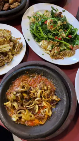 Nggak semua masalah bisa diselesaikan, tapi sebagian bisa dilupakan sambil makan 🤭🍛 #makan #yumy #nomnom #kotabandung #sambalbakar #cumi #sambal #kulitayam #bebek #lengkongkecil #fypage #fyp #fyppppppppppppppppppppppp #lewatberanda #sunda #night 