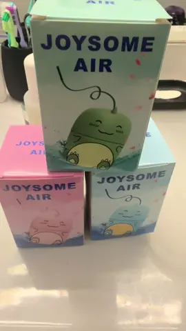 ¿Cansada de malos olores en el baño? Este limpiador en forma de dinosaurio no solo limpia el inodoro y le da color al agua, sino que deja un olor delicioso que dura hasta 9 meses. Huele a océano, jazmín o durazno, ¡y cada pieza dura 3 meses! Ya no más vergüenza cuando alguien entra al baño después de ti. ✨ Si ves el carrito naranja, aún estás a tiempo. #BañoSinOlores #DinosaurioParaElBaño #LimpiezaFácil #TrucoDelBaño #HogarLimpio #OlorRico #CasaFresca #TikTokHacks #TikTokMadeMeBuyIt #LimpiezaDelHogar #ToiletHack #ViralProduct #BañoPerfecto #OlorDelicioso