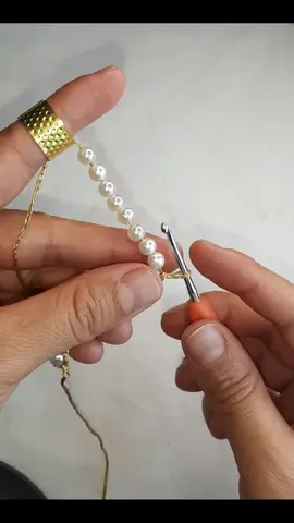 Como fazer ma corrente ou cordão de crochê com perolas. #crochettutorial #crochetersoftiktok #crochet #croche 