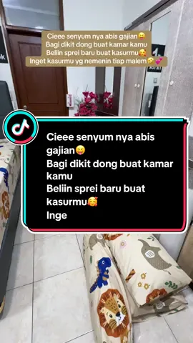 Cieee senyum nya abis gajian😝 Bagi dikit dong buat kamar kamu Beliin sprei baru buat kasurmu🥰 Inget kasurmu yg nemenin tiap malem🤣💕#sprei #seprei #seprai #spreidoublekaret #spreiantigeser #spreimurah 