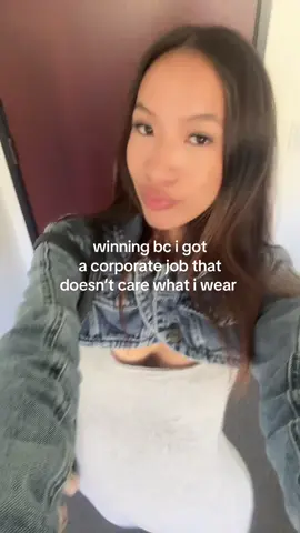 right out of college too 🤏🏼🤏🏼 #wfh 