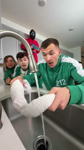 Towel challenge squid game😰😳