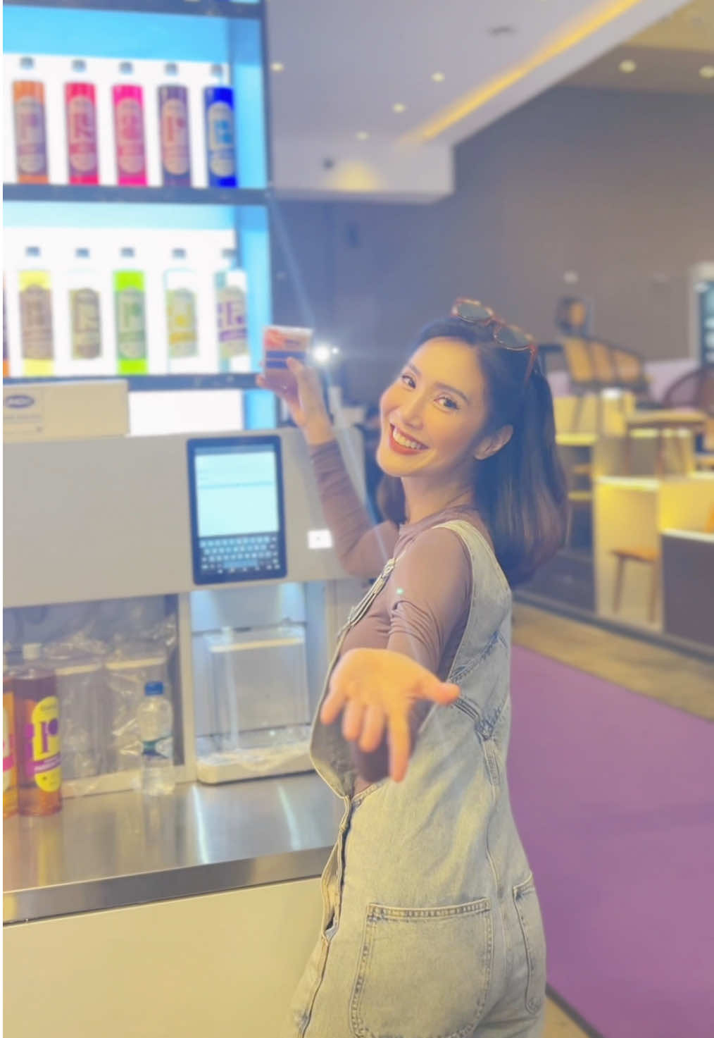 Hello, food lovers I’m back! 🤣 Udah ke FHI 2025 belom sih? Jadi ini adalah Indonesia International Leading Hospitality For Food and Beverage Trade Exhibition @Food & Hospitality Indonesia yang ada di @JIEXPO JI EXPO Kemayoran Jakarta.  Jujurly gue tuh lupa-lupa inget udah pernah belom kesini sebelomnya, tapi gue sih pasti balik lagi, karena ternyata pamerannya seru banget di luar ekspektasi gue! Buat pecinta makanan harus kudu banget banyak tester!  Siapkan lambung dari rumah karena lo gak bakal kelaparan disana 🤣 jangan lupa juga siapkan lever dan ginjal terutama pecinta alkohol karena lo bisa icip-icip tester sambil joget di temenin DJ yang pasti bukan si 🐼! Jadi gue main ke boothnya @StirUp Official Store untuk memenuhi undangan dari @lsendieee dan ternyata seru gila! Gue cosplay jadi bartender, belajar cara pake shaker ama @demitriaramona ternyata susah ye kan!  Trus gue icip-icip matcha cream cheese buatan ya si Bli yang gak mau di panggil Mas 🤣 langsung dipake tuh udengnya. Plus belajar ngeshake juga tapi shakernya beda, kenapa dia bisa gue gak bisa ya? 🤦‍♀️ Trus gue pengen coba bikin kopi, ternyata guru gue perfeksionis 🤣 maap ya mas @jakobmanurung jangan kapok ngajarin gue, disuru masang ke mesin kopi ampe bunyi klik aja gak bisa 😫 tapi seru banget!  Main ke boothnya @Putra Surya Internusa dan nyobain wagyu grade 9 di grilled pake @josperofficial really melt in your mouth! Gila bener-bener mirip ama di Jepang sih, btw mereka jualan alat buka daging ya! 🤣 Untung gue sempet play-play ke boothnya @alaskaseafood @alaskaseafood_sea nengokin @chefchandra_y yang lagi buka lapak disana, sambil cosplay jadi chef tapi pas diantriin pengunjung langsung panik 🤣 Sumpah demi apa, enak banget sih Salmon ama Cod fishnya, cuma di seasoning pake salt paper trus di seared 2 menit per sisi and voila dimakan pake sambel dabu-dabu dan layered crispy potato nya ter da best🔥 Next kemana lagi kita? 🤣 📷: @pelgopelll #susantanugraha #mc #host #talent #KOL            