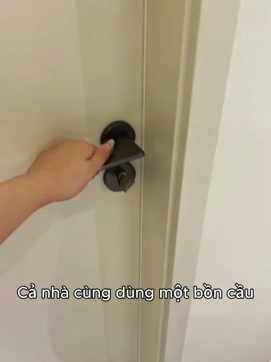 Nếu biết có món đồ này sớm, mình đã đỡ vất vả khi cọ bồn cầu rồi! Dù là vết cặn nước trên kính hay các khe góc đều có thể dùng được!