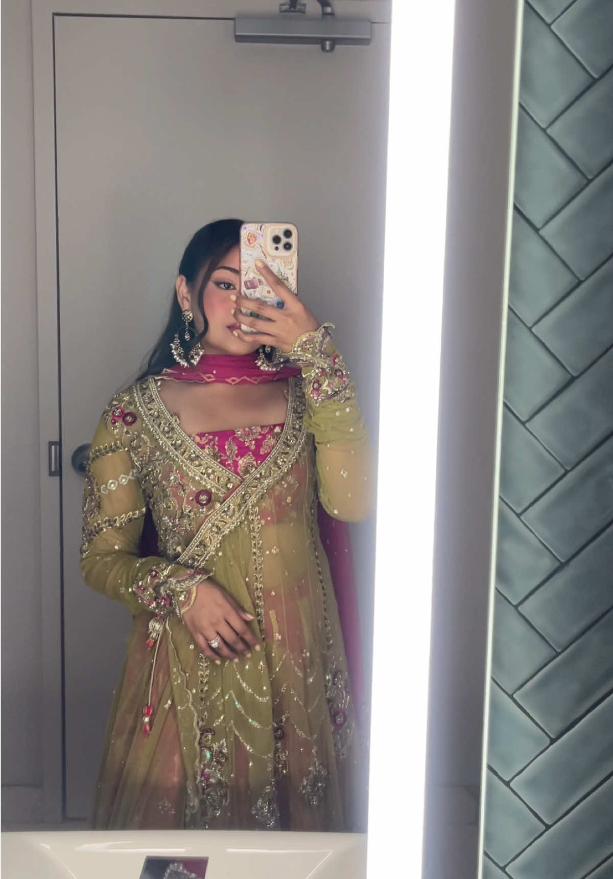 Mehendi Ready 💗 @SHAHNAZ ANIS #pakistanistreetstyle #pakistaniwedding #dholkinight #sangeet #mehendi #hennanight #desitiktok #desiwedding 