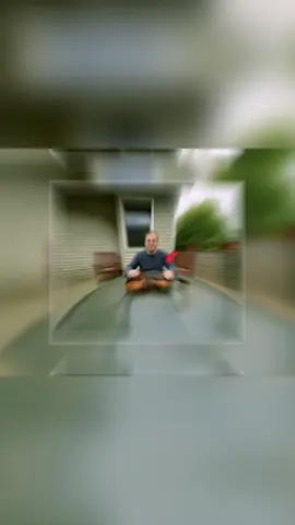 Un hombre notó un sonido hueco en el violín de su abuelo, lo rompió y estalló en lágrimas