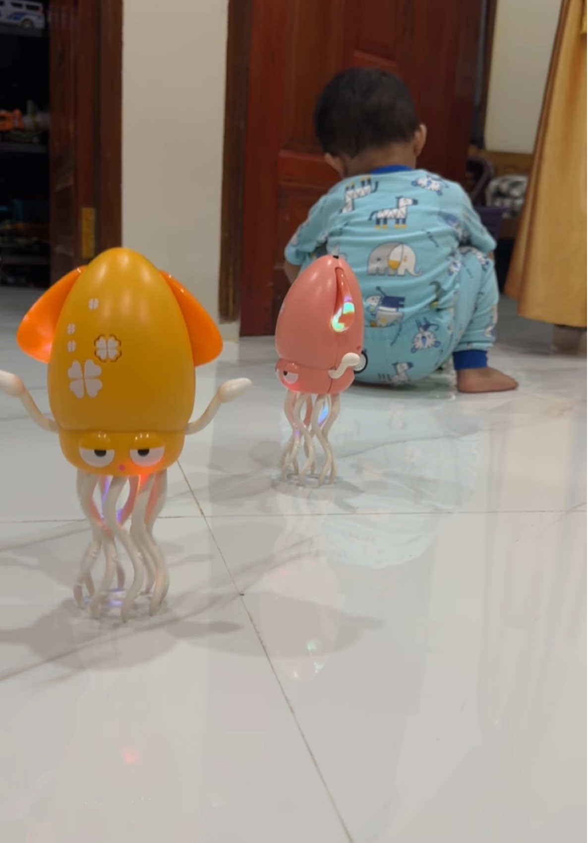 Gak usah nunggu anak, emak bapak pun bisa ketawa lihat tingkahnya. 👇 Beli sekarang sebelum gurita ini manggung ke rumah orang lain! #mainangurita #guritagoyang #mainanguritajoget #mainananak