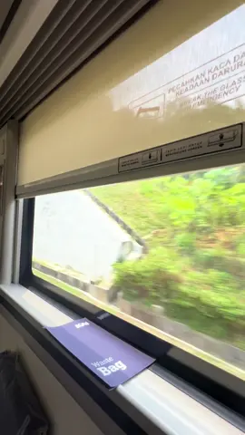 🚆✨ KA Taksaka, si anak emas KAI, melaju melintas keindahan alam DAOP V. Dibalut kemewahan dan kenyamanan kelas Luxury, Taksaka Luxury melintasi Sungai Serayu Kebasen dengan latar pemandangan alam yang menawan dan menyegarkan mata. Bukan sekadar naik kereta, tapi menikmati perjalanan yang nyaman sambil melihat langsung indahnya alam. Setiap jendela menyajikan pemandangan yang jarang bisa kita lihat setiap hari. 📍KA Taksaka Luxury x Sungai Serayu Kebasen Inilah cara menikmati perjalanan dengan nyaman, tenang, dan penuh keindahan alam. @KAI121 @Kereta Api Kita @KAI Services @KAI Wisata  #fyppppppppppppppppppppppp #fyp #fypシ #viral #xyzabc #xyzbca #xybca #xyz #foryour #foryourpage #foryourpageofficiall #foryourpage❤❤ #railfansindonesia #kai121 #kai121_ #kai121🚂🚂🚂 #keretaapikita #kontenhiburan #sukanaikkereta #viralvideo #viralvideosofficial #ayonaikkereta #potretrailfans #railfansnusantara #id_railfans #keretaapiindonesia 