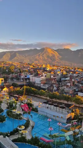 buka korden langsung disuguhkan pemandangan Gn.Guntur, Gn.Papandayan & Gn.Cikuray ⛰️💖🫶🥹 #mercurehotel #exploregarut #kemanaaja #garutpride🔥 #pegunungan 