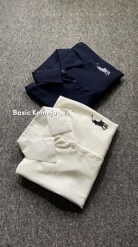 Coba cek harga kemejanya 