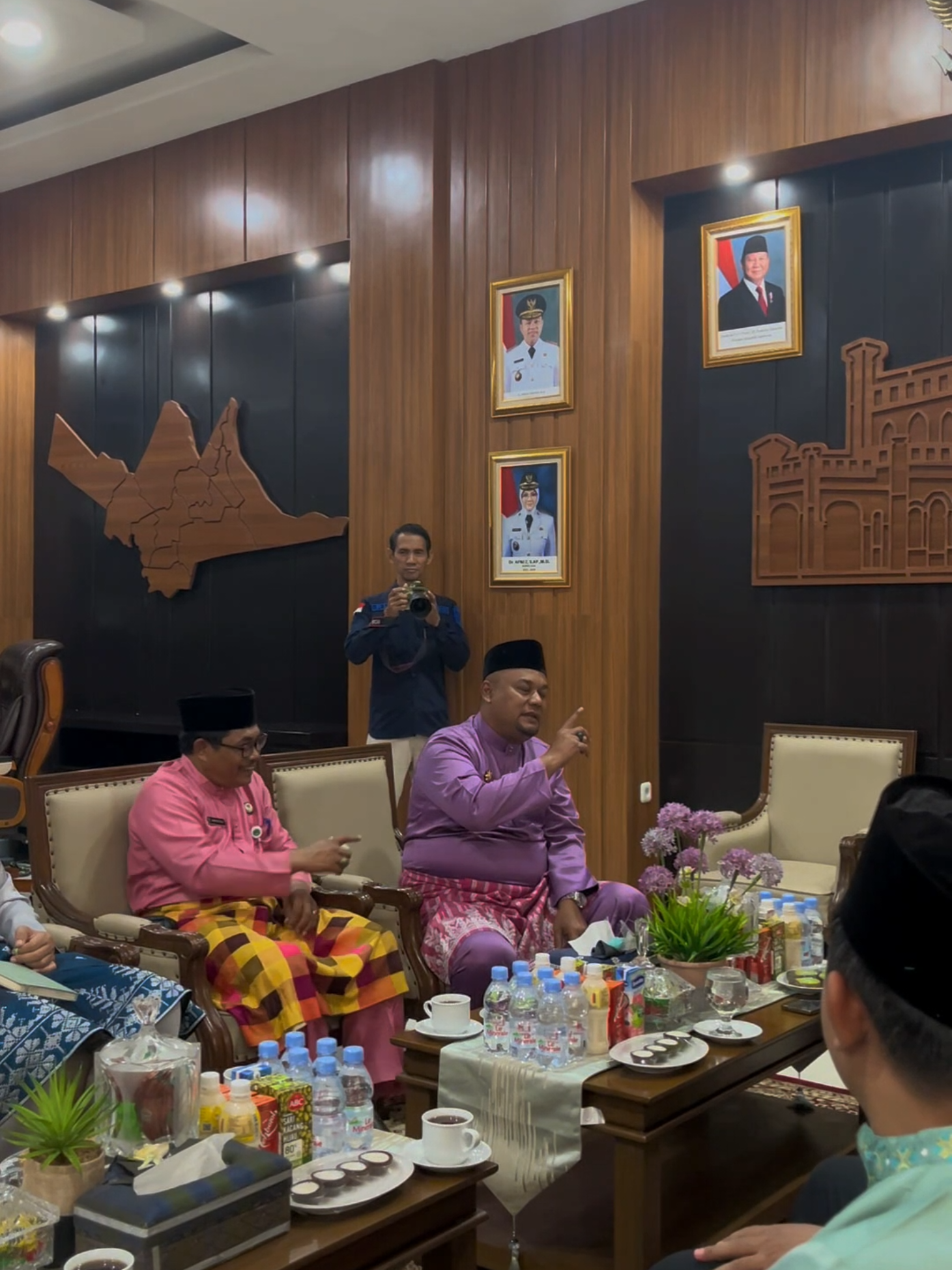 Jum'at Berkah Pagi ini saya menerima Kunjungan Universitas Darunnajah Jakarta. Dalam silaturahmi ini kami berbincang banyak hal, mulai dari berbagi pengalaman hingga rencana kedepan bagaimana meningkatkan pengembangan akademik melalui program-program seperti Seminar yang akan berdampak baik khususnya peluang-peluang besar kedepan bagi anak Siak. Barakallah  #syamsurizalbudi  #siaksriindrapura  #darunnajah 