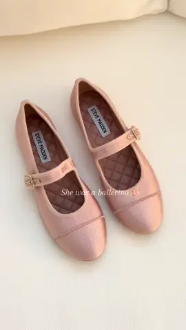 So pink so pretty 👸🏻 @stevemadden  #unboxingvideo #maryjanes #stevemadden #unboxshoes #stevemaddenmaryjanes #target #chanelflats #chanelballetflats #chanelballerinas #ballerina #chanelpink 