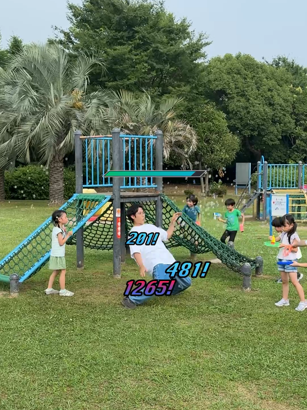 公園にシャボン玉を避けきれてない人いた