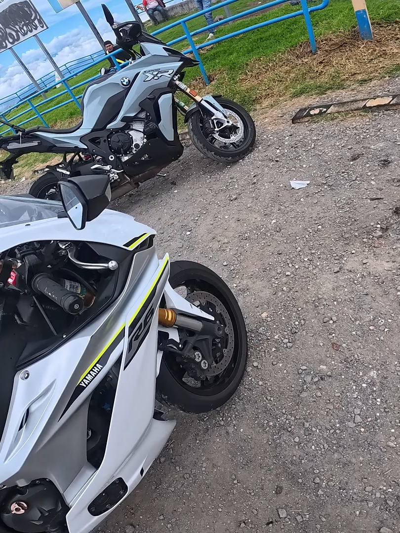Aqui casual contemplando unas naves... #cbr250r #Yamahar6 #R6