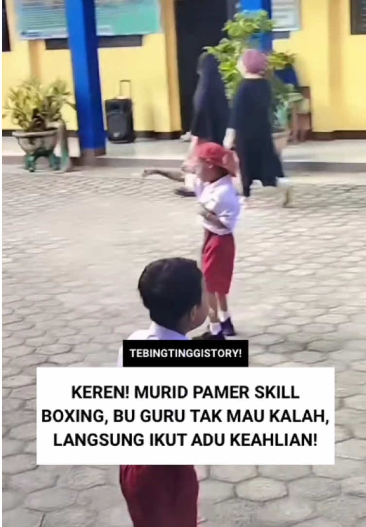 Ada momen tak terduga yang bikin ngakak tapi juga salut! Seorang murid tiba-tiba pamer skill boxing-nya, eh Bu Guru tak mau kalah, langsung ikut adu keahlian! Video ini nunjukkin kalau bakat itu bisa muncul kapan aja, dan Bu Guru ini ternyata juga jago! Mereka berdua saling menunjukkan gerakan boxing dengan antusiasme yang sama. Ini bukan cuma lucu, tapi juga inspiratif, melihat bagaimana guru dan murid bisa saling berinteraksi dengan cara yang seru dan positif di luar kebiasaan kelas. Salut deh buat Bu Guru yang sportif dan jago ini! Siapa sangka, di balik buku pelajaran, ada bakat tersembunyi yang keren! - fllow tiktok: tebingtinggistory  🎥: pandawa300805 _ #tebingtinggi #tebingtinggistory #ketebingaja #fyp #Ceritaceritatebingtinggi