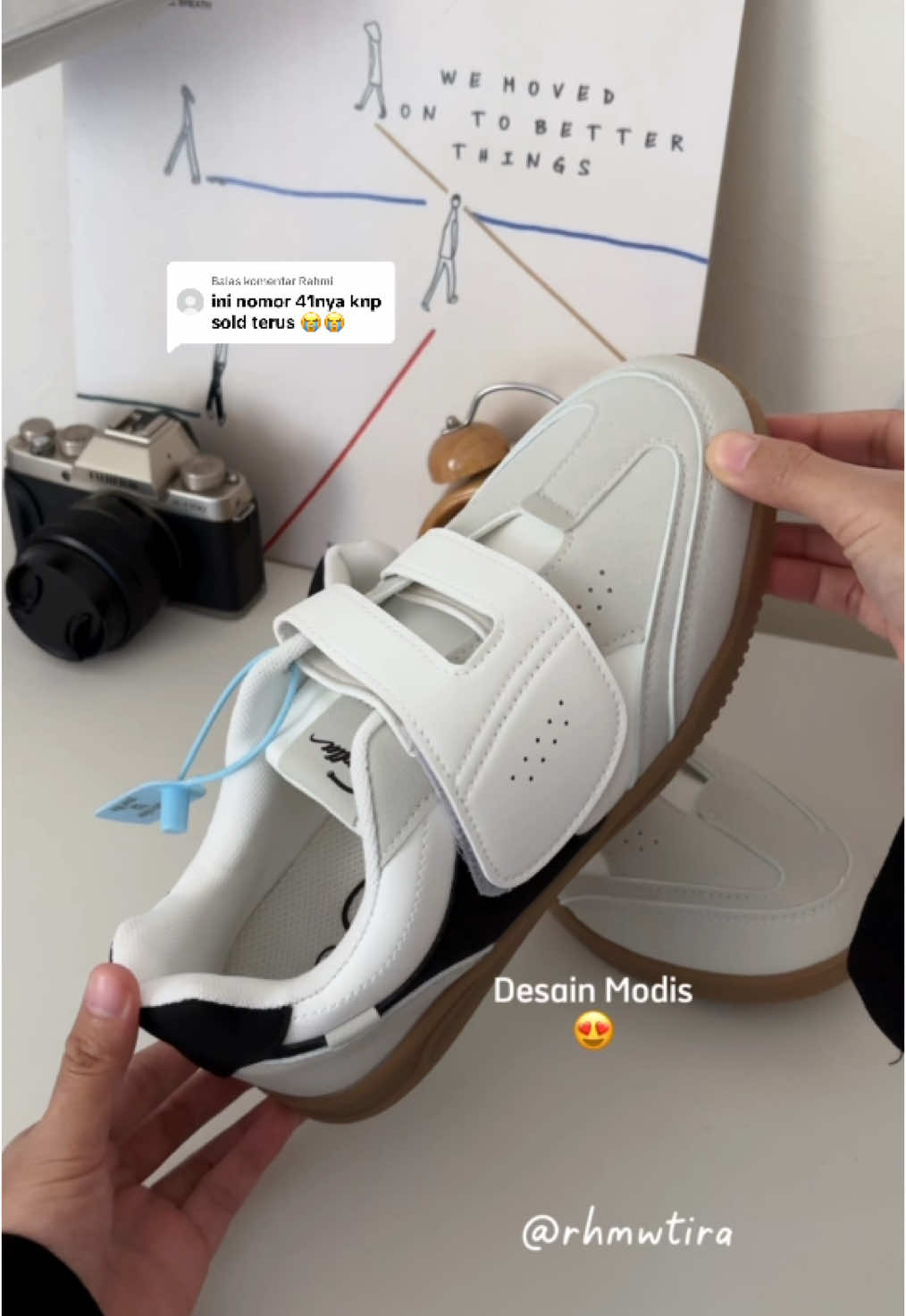 Membalas @Rahmi  Sneaker velcro yang mudah banget buat dilepas pasang dari @COROLLA Shoes Shop btw mumpung lagi free kaos kaki lohhh‼️ #corollashoes #corolla #sneakers #sneakerswanita #sepatukoreanstyle 