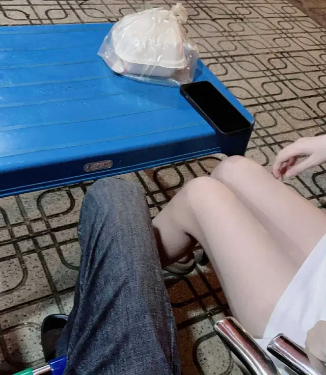 😘 đi chơi hồi nào cũng kè kè =)))