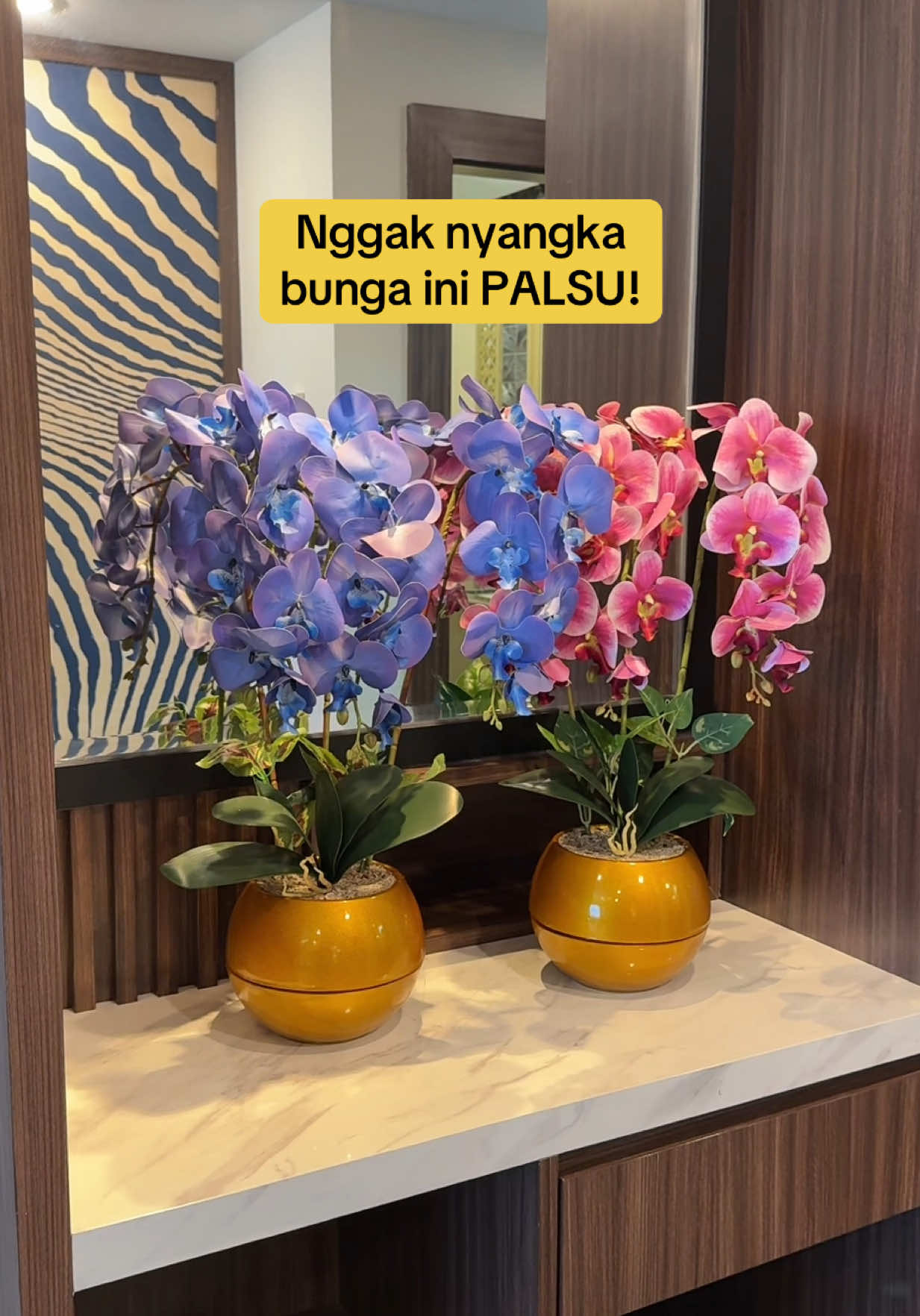 Nggak ada lagi cerita bunga layu 3 hari terus dibuang! Bunga anggrek ini palsu, tapi sumpah mirip asli banget!! Warnanya cakep, kelopak lentur, bahkan kena cahaya tuh kayak bunga hidup! Yang paling aku suka, tinggal taruh aja langsung kayak lobi hotel, estetiknya dapet, effort-nya nol!” . . #Anggrekpalsu #anggrekartificial ##promoguncang88 #gajiansale #satukontentiaphari #wibgajian 