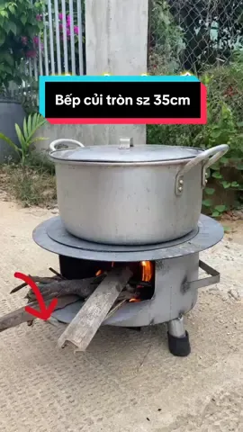 Trả lời @Thùy Trang TPCT kín gió nên.sẽ nóng nhanh và nhanh chín hơn bếp kiềng 3 chân.ngày xưa c ạ, giờ ngta làm sẵn thế này phục.vụ bà con mình thấy hay có ích thì mua dùng thôi ạ #bepcuikhongkhoi  #bepcuithongminh  #bepcui 