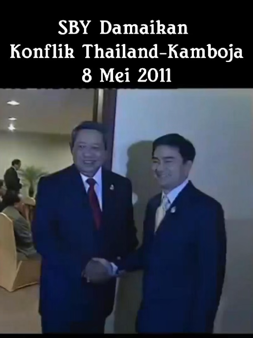 Sejarah mencatat, konflik antara Thailand dan Kamboja bukan yang pertama. Perselisihan ini telah berlangsung berabad-abad lamanya. Namun, kita punya ASEAN yang bisa menjadi jembatan. Konflik yang mirip pernah terjadi pada 2011. Konflik saat itu meletup di perbatasan, dipicu oleh sengketa kuil kuno. Dentuman senjata juga menggema. Korban jiwa berjatuhan. Indonesia, saat itu sebagai Ketua ASEAN, tidak tinggal diam. Presiden SBY bersama Menlu Marty Natalegawa bergerak cepat. Mereka memediasi. Mereka mencari jalan damai. Puncaknya, Presiden SBY mempertemukan PM Abhisit dari Thailand dan PM Hun Sen dari Kamboja. Dengan niat baik dan kepemimpinan yang tulus, jalan tengah akhirnya ditemukan. Alhamdulillah, konflik mereda. Perdamaian terjaga selama lebih dari satu dekade. Kini, ketika konflik kembali muncul, harapan itu kita gantungkan pada Ketua ASEAN saat ini—Perdana Menteri Malaysia, Anwar Ibrahim. Kita percaya, dengan kepemimpinan yang bijak, ASEAN kembali bisa menjadi penengah. Menjadi tempat bertemunya perdamaian dan kolaborasi, bukan kepentingan yang saling menjatuhkan.