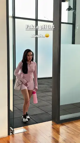 Ngerawat miawmiaw pake air dan sabun biasa aja nggak cukup. Makanya aku nggak pernah skip Sumber Ayu 3,5 dengan pH-nya 3,5. Biar makin sehat, bersih dan terawat ☺️👧🏻 @SumberAyuID #SumberAyu3Koma5 #FaktapH3Koma5 