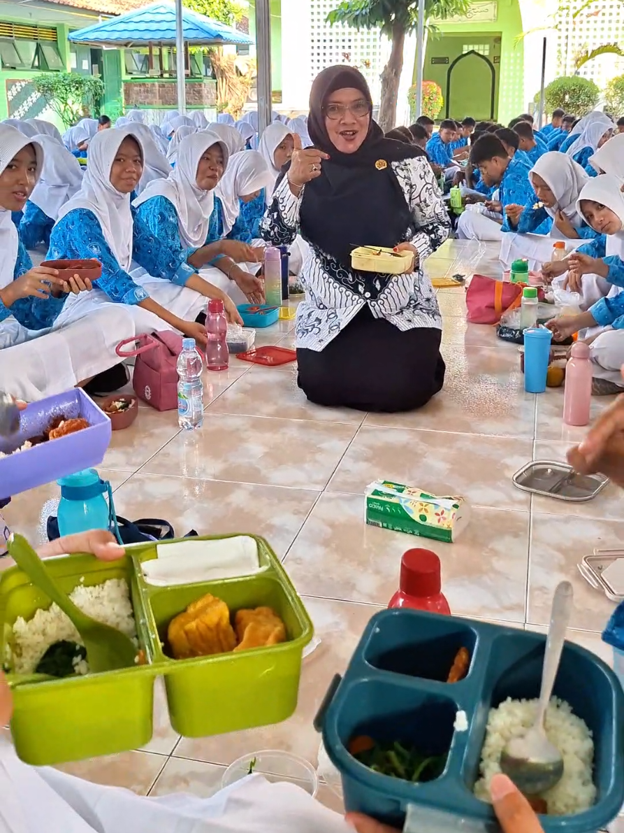 Waktunya jalan sehat dan sarapan bersama, sebagai salah satu pembiasaan kegiatan 7 Kebiasaan Anak Indonesia Hebat (Olahraga & Makan Bergizi).  #7kebiasaananakindonesiahhebat #makanbergizi #olahraga  #sarapanpagi #jalansehat