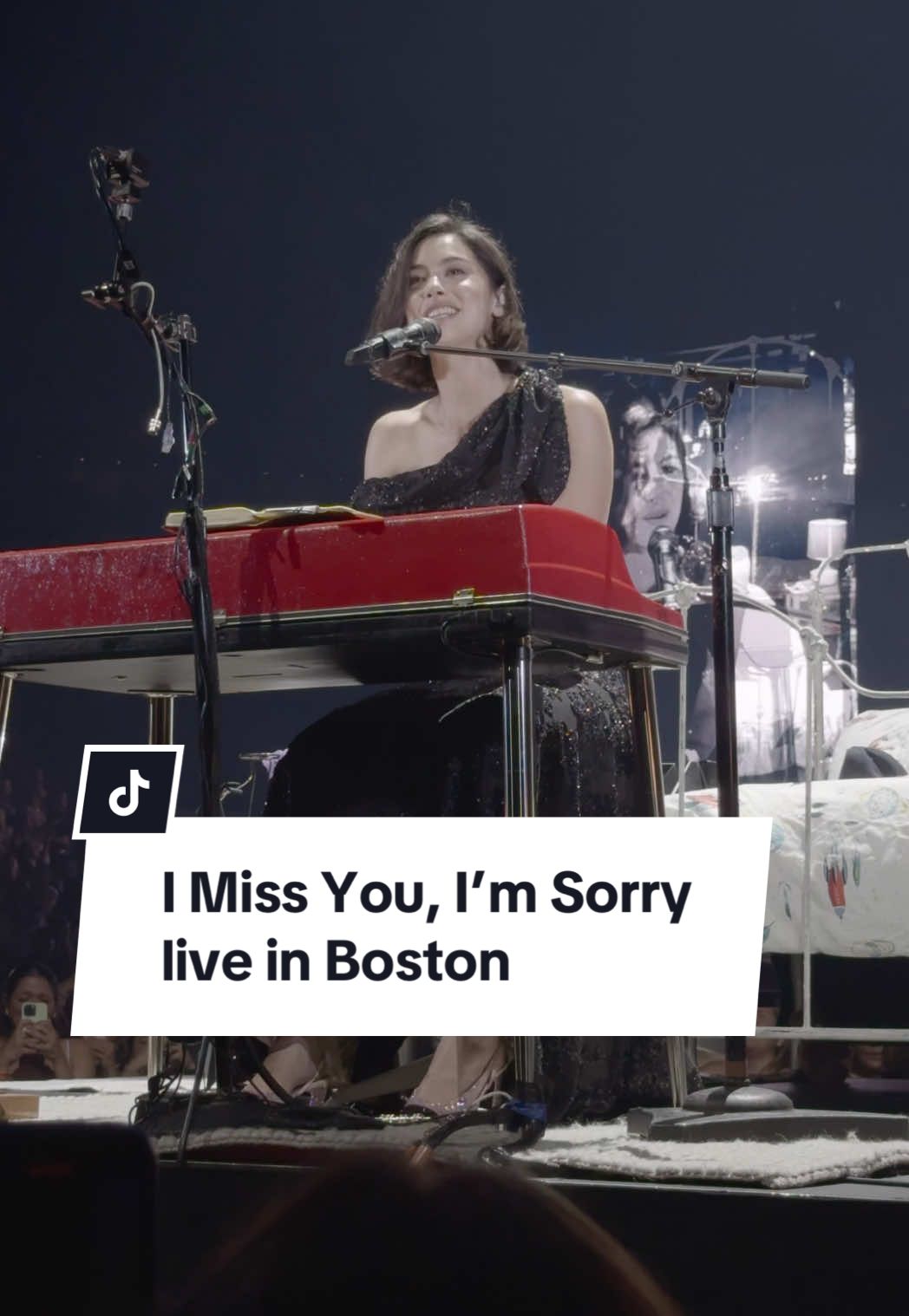 I miss you, I’m sorry always takes me back!! 💛 love that @gracie abrams performs it on b stage  📸 shot on iPhone #gracieabrams  #thesecretofus #thesecretofusdeluxe #thesecretofusdeluxetour #concertvideo #livemusic #imissyouimsorry
