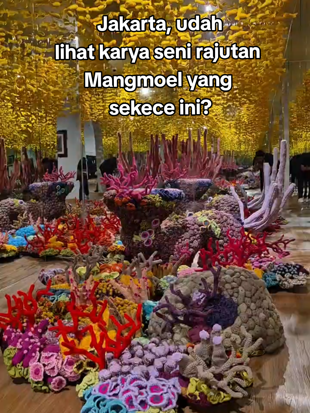 Mang Moel / Mulyana adalah seniman yang mendunia dengan seni instalasi dari rajutan. Lewat studionya di Yogya, Mogus Studio, ia bermitra dengan komunitas perajut untuk menciptakan karya dengan limbah benang dari industri tekstil! Terumbu karang dari rajutan dipilih sebagai pesan lingkungan, karakter yang empuk mempelihatkan realita terumbu sebagai kecantikan yang rapuh oleh perubahan lingkungan maupun manusia. @galerinasional  #galerinasional #galerinasionalindonesia #mangmoel #senijakarta #traveljakarta  #wisatajakarta 