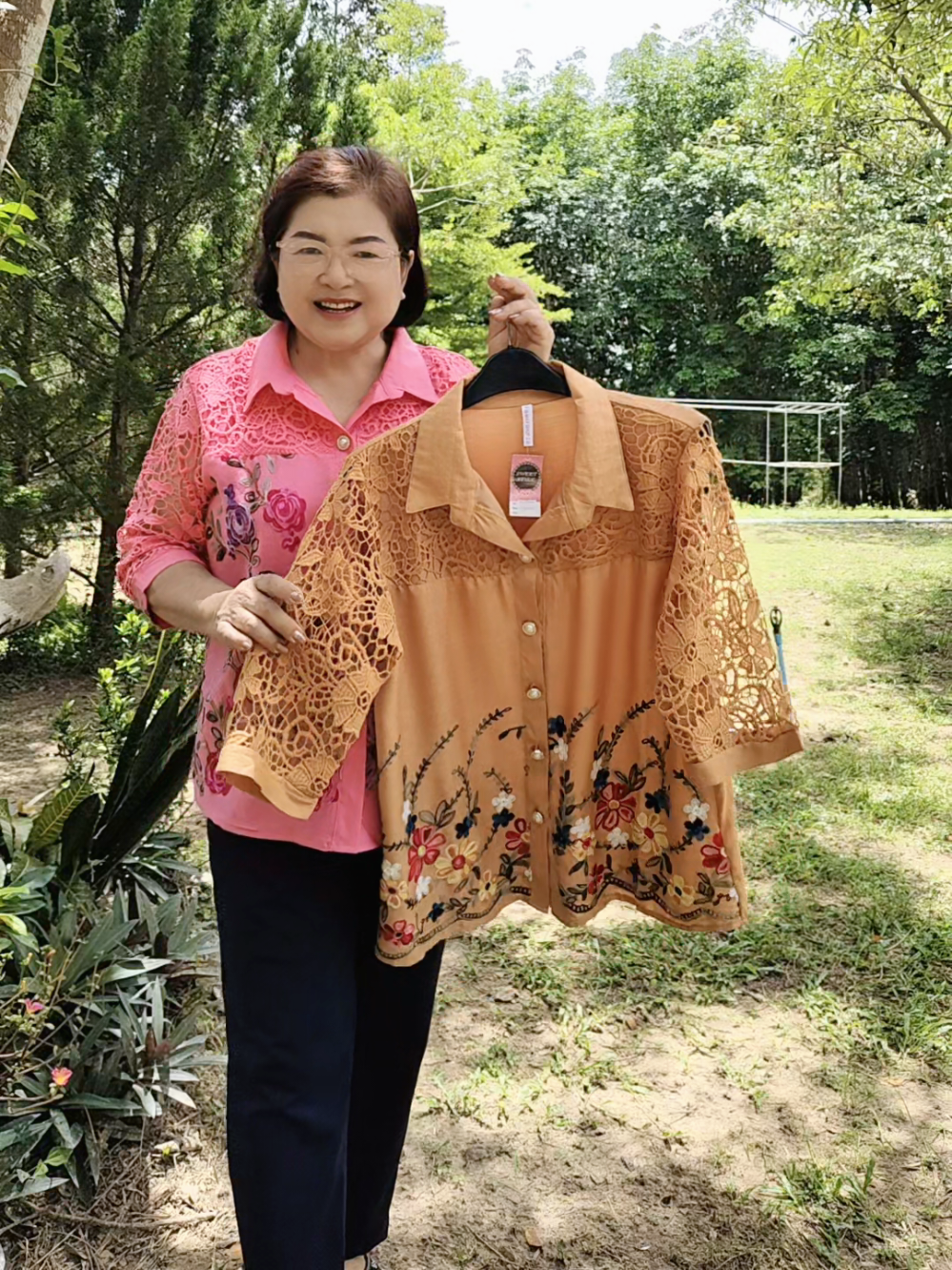 เสื้อคอปกผ้าลินินผสมฝ้ายแขนแต่งลูกไม้ปักดอกไม้สวยๆ#เสื้อเชิ้ต #เสื้อคอปก #เสื้อเชิ้ตผู้หญิง #เสื้อใส่ทำงานใส่เที่ยว #เสื้อใส่เที่ยวใส่ทำบุญ 